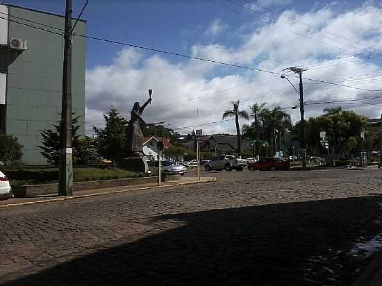 ANITA GARIBALDI-SC-ESTTUA EM HOMENAGEM  ANITA GARIBALDI-FOTO:EDILTONJORDAO - ANITA GARIBALDI - SC