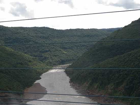 RIO ENTRE MONTANHAS EM ANITA GARIBALDI-SC-FOTO:FELIPE OLIVA - ANITA GARIBALDI - SC