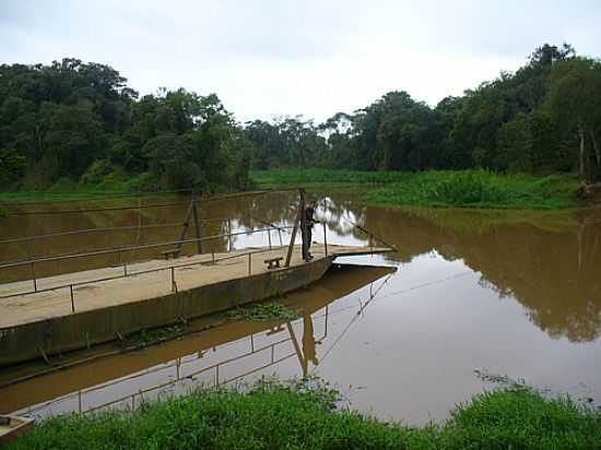 BALSA NO RIO PIRA EM ARAQUARI-SC-FOTO:CELSO RENE MLLER - ARAQUARI - SC