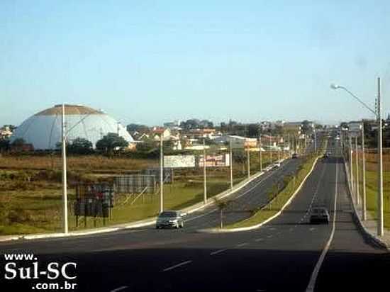 AV.15 DE NOVEMBRO E O GINSIO BOLHA EM ARARANGU-SC-FOTO:BRENNER W. C. - ARARANGU - SC