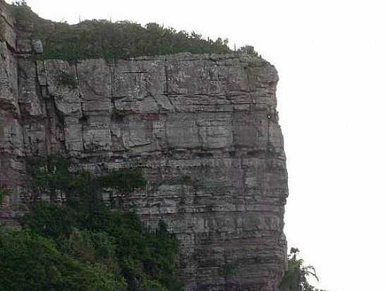 PAREDO ARENTICO DO MORRO DOS CONVENTOS EM ARARANGU-SC-FOTO:MARLON R. SILVA - ARARANGU - SC