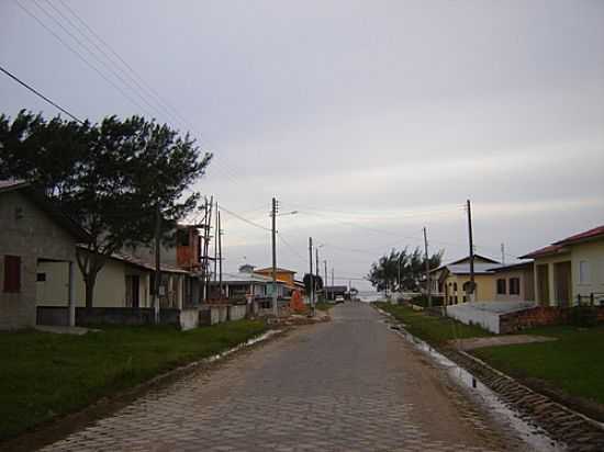 RUA MARACAJA NO BALNERIO ARROIO DA SILVA-SC-FOTO:IDERVAL FERNANDES - BALNERIO ARROIO DO SILVA - SC