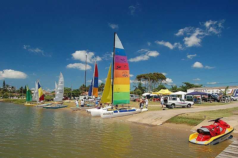 BARRA VELHA-SC-BARCOS ANCORADOS NA LAGOA-FOTO:JAKSON SANTOS - BARRA VELHA - SC