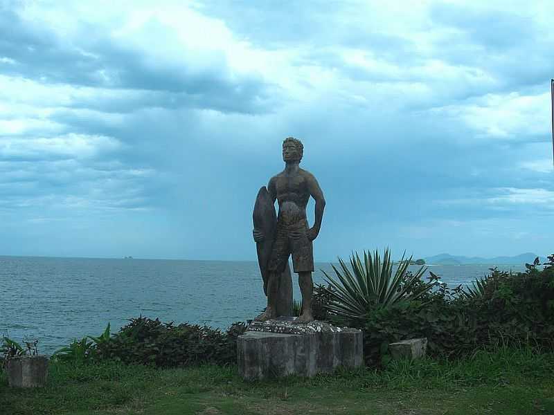 BARRA VELHA-SC-MONUMENTO NA PRAIA DO GRANT-FOTO:GUSTAVO RAMOS CHAGAS - BARRA VELHA - SC