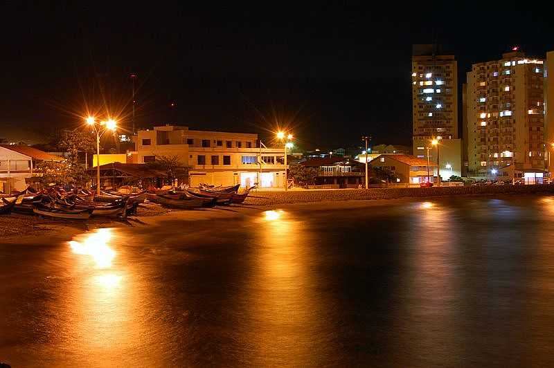 BARRA VELHA-SC-VISTA NOTURNA DA  PRAIA DAS CANOAS-FOTO:JAKSON SANTOS - BARRA VELHA - SC