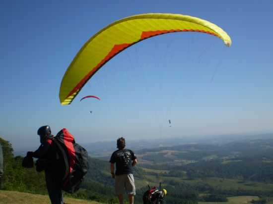RAMPA DE PARAPENTE, POR ANTONIO WALDMANN - BATEIAS DE BAIXO - SC