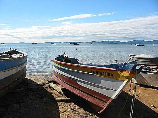 BARCOS DE PESCA EM BIGUAU-FOTO:ERIC MUZAMBA - BIGUAU - SC