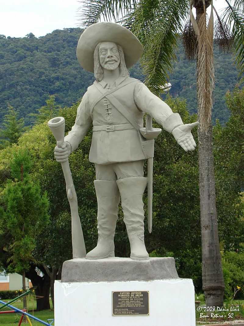 BOM RETIRO-SC-MONUMENTO EM HOMENAGEM AO FUNDADOR CAPITO ANTNIO MARQUES ARZO-FOTO:DARIO LINS - BOM RETIRO - SC