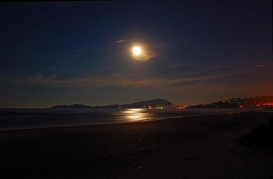 LUA CHEIA NA PRAIA DE BOMBAS EM BOMBINHAS-SC-FOTO:CARLOS COLONETTI NET - BOMBINHAS - SC