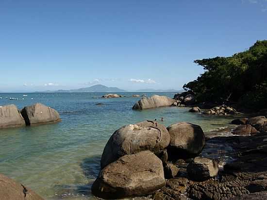 PRAIA DE ZIMBROS EM BOMBINHAS-SC-FOTO:PAULO H. LIMA - BOMBINHAS - SC