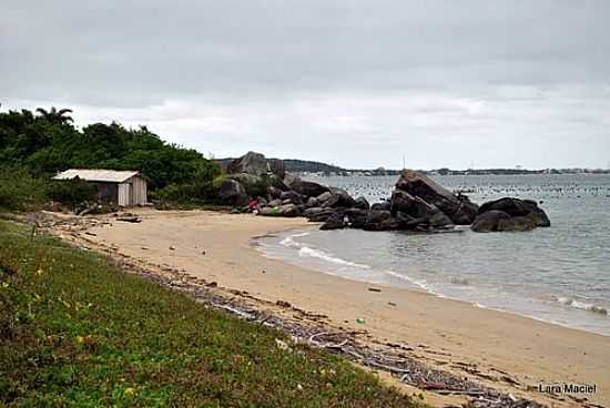 PRAIA DO CARDOSO EM BOMBINHAS-SC-FOTO:LARISSA MACIEL - BOMBINHAS - SC