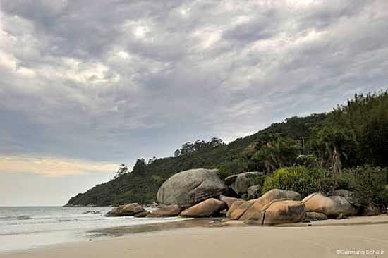 ROCHAS NA PRAIA DE CANTO GRANDE EM BOMBINHAS-SC-FOTO:GERMANO SCHR - BOMBINHAS - SC