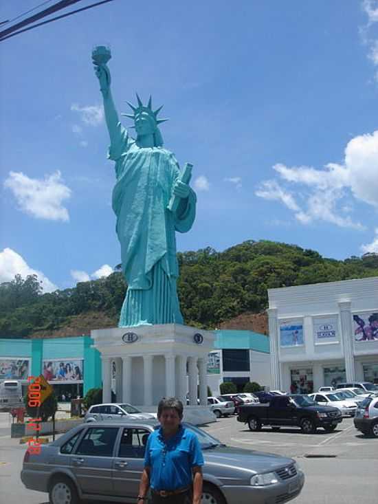 ESTTUA DA LIBERDADE EM BRUSQUE-FOTO:WALTER LEITE - BRUSQUE - SC