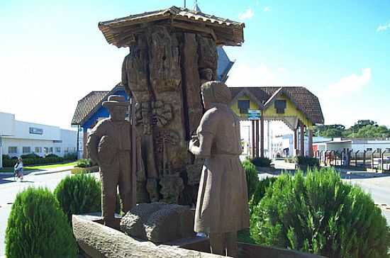 ESCULTURA EM MADEIRA NO PORTAL DE CANOINHAS-FOTO:MAURO WUNDERLICH - CANOINHAS - SC