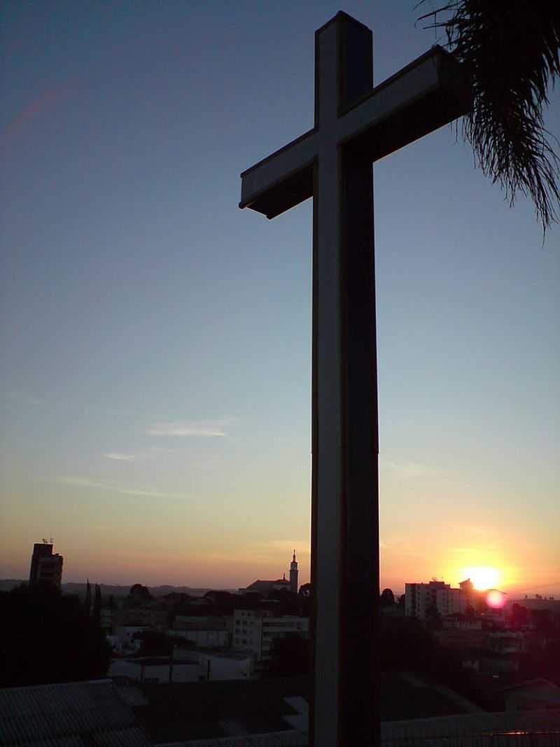 CURITIBANOS-SC-CRUZEIRO DO MONUMENTO EM HOMENAGEM  SANTA RITA DE CSSIA-FOTO:IVO A COSTA - CURITIBANOS - SC