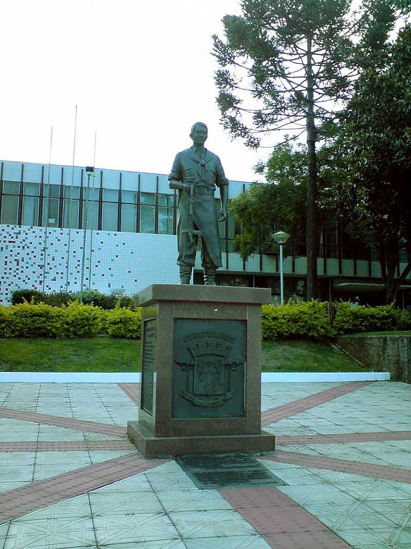 CURITIBANOS-SC-MONUMENTO EM FRENTE  PREFEITURA MUNICIPAL-FOTO:IVO A COSTA - CURITIBANOS - SC