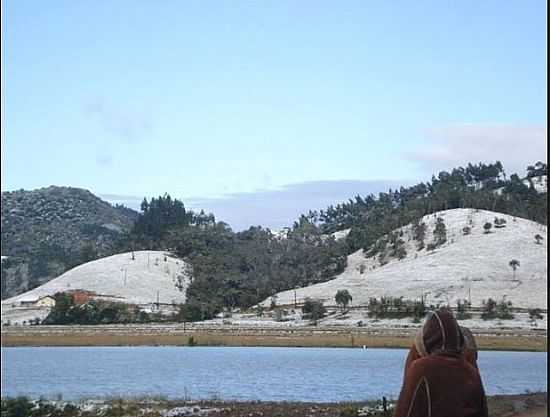 MONTANHAS COBERTAS DE NEVE NO DIA 23/07/2013 EM DOUTOR PEDRINHO-SC-FOTO:DALILA GIRELLI - DOUTOR PEDRINHO - SC