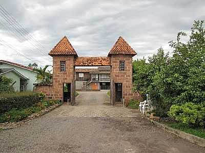 PORTAL DE ENTRADA DO HORTO FLORESTAL-FOTO:NELIO BIANCO  - FORQUILHINHA - SC