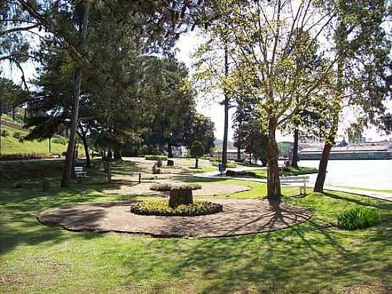 BEIRA DO LAGO DAS ARAUCRIAS EM FRAIBURGO-FOTO:THIAGO DAMBROS - FRAIBURGO - SC