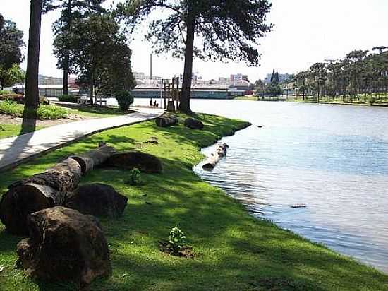 LAGO DAS ARAUCRIAS E AO FUNDO A CIDADE DE FRAIBURGO-FOTO:THIAGO DAMBROS - FRAIBURGO - SC
