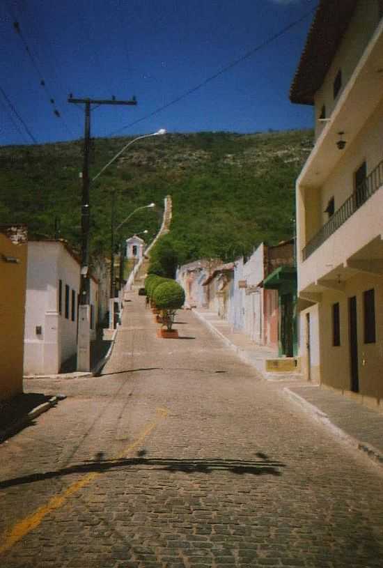 MONTE SANTO-BA-RUA CENTRAL E A SUBIDA DA SANTA CRUS-FOTO:ORLANDO REIS - MONTE SANTO - BA