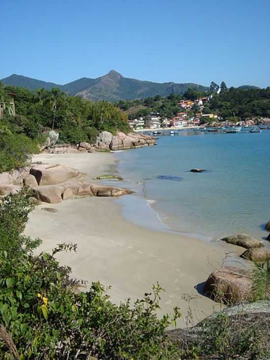 PRAIA NA TRILHA DE GANCHOS DE FORA EM GOVERNADOR CELSO RAMOS-SC-FOTO:LARISSA CADORIN - GOVERNADOR CELSO RAMOS - SC