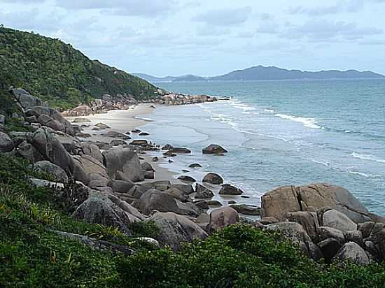 ROCHAS NA PRAIA DE FORA EM GOVERNADOR CELSO RAMOS-SC-FOTO:CAIO DE SANTI - GOVERNADOR CELSO RAMOS - SC