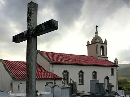 CRUZEIRO E LATERAL DA IGREJA DE SO SEBASTIO EM GRAVATAL-SC-FOTO:GERMANO SCHR - GRAVATAL - SC