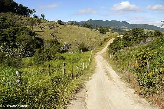 ESTRADA RURAL NO INTERIOR DE GRAVATAL-SC-FOTO:GERMANO SCHR - GRAVATAL - SC