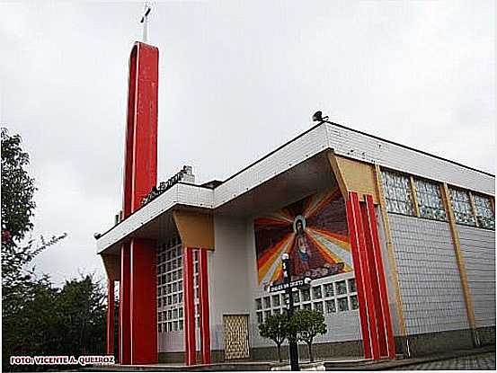 IGREJA MATRIZ DO SAGRADO CORAO DE JESUS EM GRAVATAL-SC-FOTO:VICENTE A. QUEIROZ - GRAVATAL - SC