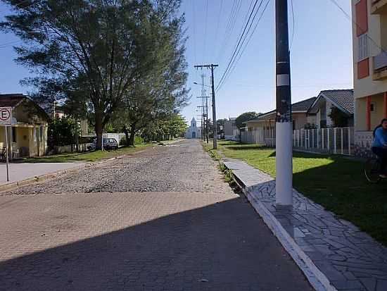 IARA-SC-RUA DA PRAIA DO RINCO COM A IGREJA AO FUNDO-FOTO:FACEBOOK.COM/PRAIADORINCAOICARASC  - IARA - SC