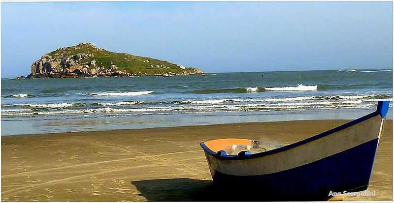 IMBITUBA-SC-BARCO DE PESCADOR NA PRAIA-FOTO:ANA MARIA SCARPELLINI - IMBITUBA - SC