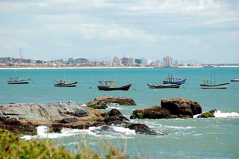 ITAJUB-SC-BARCOS NA PRAIA DO GRANT E AO FUNDO A CIDADE-FOTO:JAKSON SANTOS - ITAJUB - SC