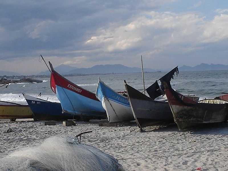 ITAPO-SC-BARCOS NA PRAIA-FOTO:FERNANDO TOMELIN - ITAPO - SC