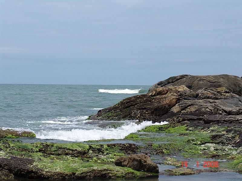 ITAPO-SC-FORMAO ROCHOSA NA PRAIA-FOTO:ROBERTO SAVARRO - ITAPO - SC