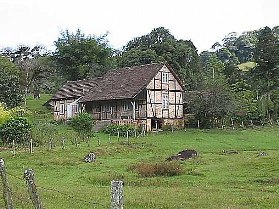 CASA ENXAIMEL-FOTO:HELCIO HERMES HOFFMA  - ITOUPAVA - SC