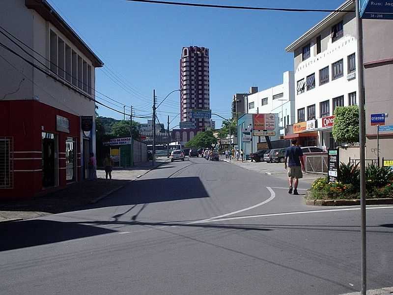 JOINVILLE-SC-RUA PE.CARLOS-FOTO:THIAGO DAMBROS - JOINVILLE - SC