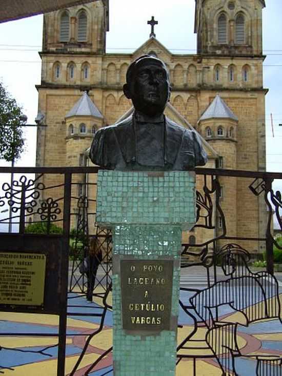 BUSTO EM HOMENAGEM  GETLIO VARGAS EM LAGES-FOTO:CAIO GRACO MACHADO - LAGES - SC