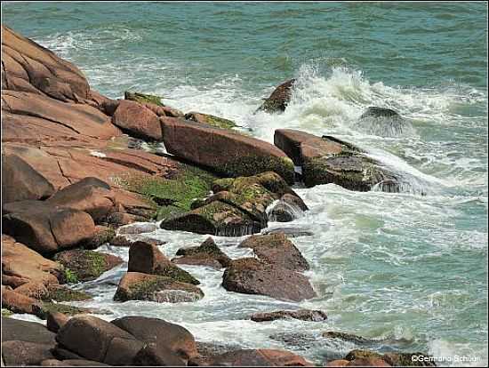 PRAIA DO GI-PEDRA DO FRADE EM LAGUNA-SC-FOTO:GERMANO SCHR - LAGUNA - SC