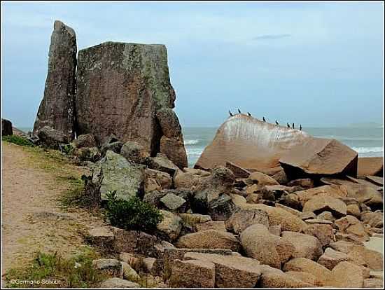 PRAIA DO GI-PEDRA DO FRADE EM LAGUNA-SC-FOTO:GERMANO SCHR - LAGUNA - SC