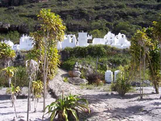 CEMITRIO DE SANTA IZABEL, POR ADRIANA FARIAS ROSA - MUCUG - BA