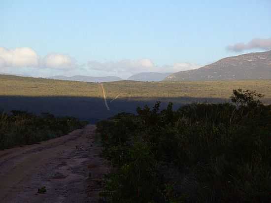 VISTA GERAL COM A SERRA DO BASTIO AO FUNDO EM MUCUG-BA-FOTO:CAIO GRACO MACHADO - MUCUG - BA