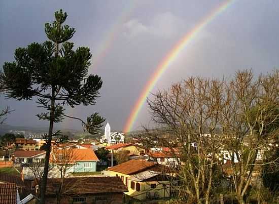 ARCO-RIS AO FIM DE TARDE EM LEBON RGIS-SC-FOTO:CRISTYAN PIERDON - LEBON RGIS - SC