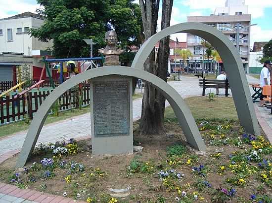 MONUMENTO NA PRAA LAURO MULLER EM MAFRA-SC-FOTO:JAIR TEIXEIRA - MAFRA - SC