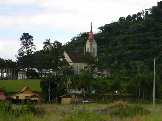 IGREJA E A MATA EM MASSARANDUBA-SC-FOTO:FELPZS - MASSARANDUBA - SC