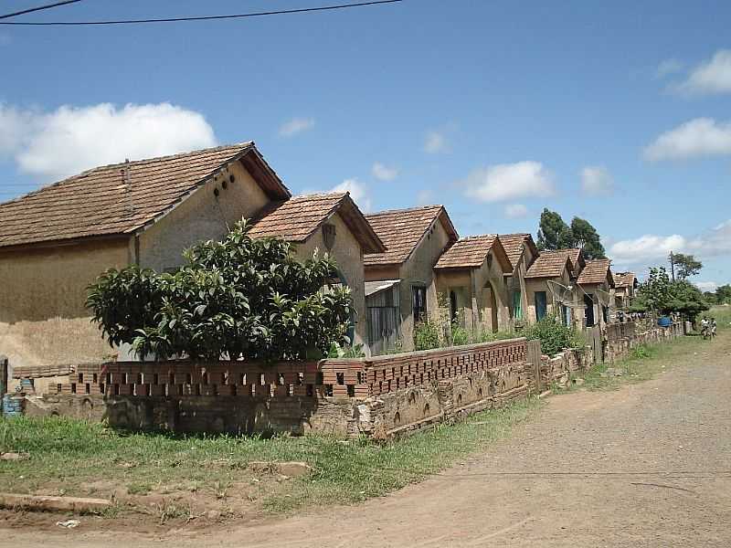 MATOS COSTA-SC-CASAS DOS ANTIGOS FERROVIRIOS-FOTO:ALCIDES GOULARTI FILHO  - MATOS COSTA - SC