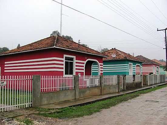 CASAS DA ANTIGA ESTAO FERROVIRIA DE MONTE CASTELO-SC-FOTO:SIDNEI RECCO - MONTE CASTELO - SC