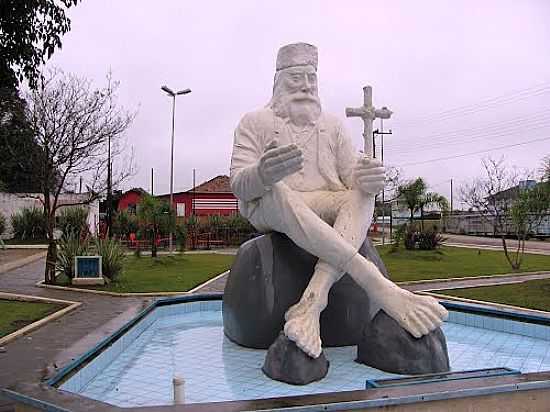 MONUMENTO EM HOMENAGEM AO MONGE JOO MARIA DE AGOSTINHO NA PRAA CENTRAL DE MONTE CASTELO-SC-FOTO:SIDNEI RECCO - MONTE CASTELO - SC