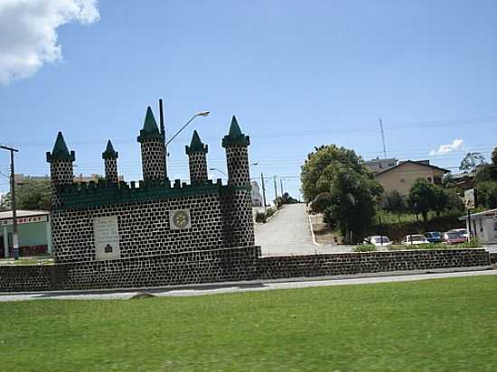 PRTICO DE ENTRADA DA CIDADE DE MONTE CASTELO-SC-FOTO:LEONIR ANGELO LUNARD - MONTE CASTELO - SC