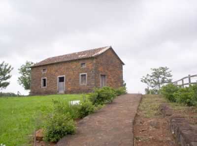 CASA DE PEDRA CONSTRUIDA PELA FAMLIA BRATTI - 1891, POR ALBA CARDOZO  - NOVA VENEZA - SC